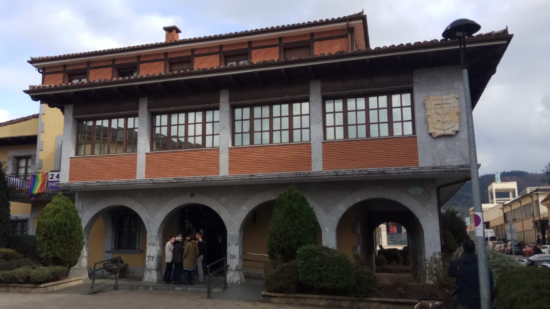 Urkullu visita el vertedero y se reúne con familiares de los dos trabajadores