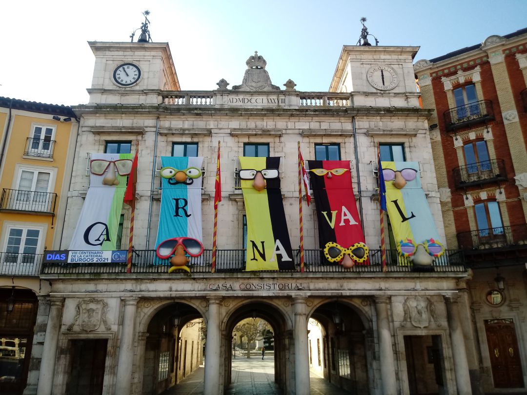 Fachada del Ayuntamiento de Burgos engalanada para el Carnaval Fachada del Ayuntamiento de Burgos engalanada para el Carnaval