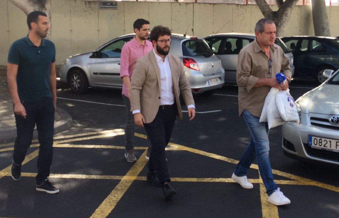 Moreno, en el momento de decir adiós. Moreno, en el momento de decir adiós.
