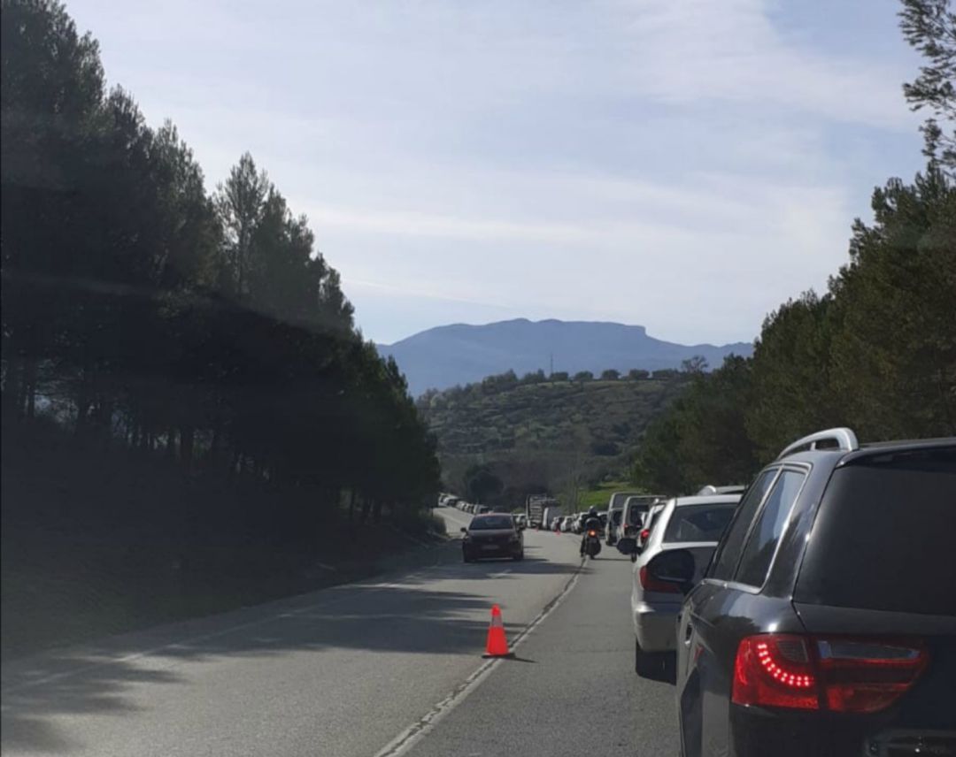 Numerosos conductores han tenido que soportar retenciones de tráfico de entre 20 y 30 minutos Numerosos conductores han tenido que soportar retenciones de tráfico de entre 20 y 30 minutos
