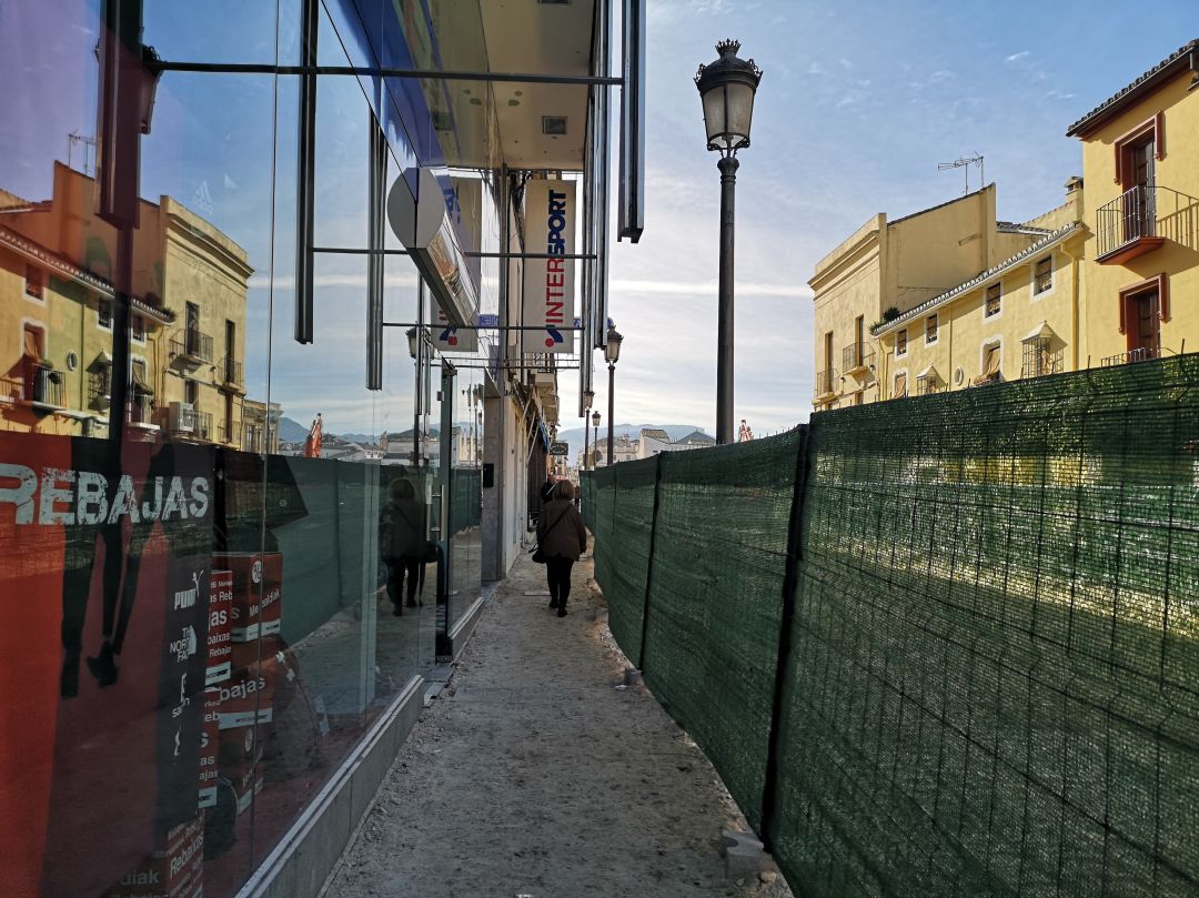 Poco más de un metro separa las vallas que limitan las obras con la puerta de entrada de los negocios de esta zona Poco más de un metro separa las vallas que limitan las obras con la puerta de entrada de los negocios de esta zona