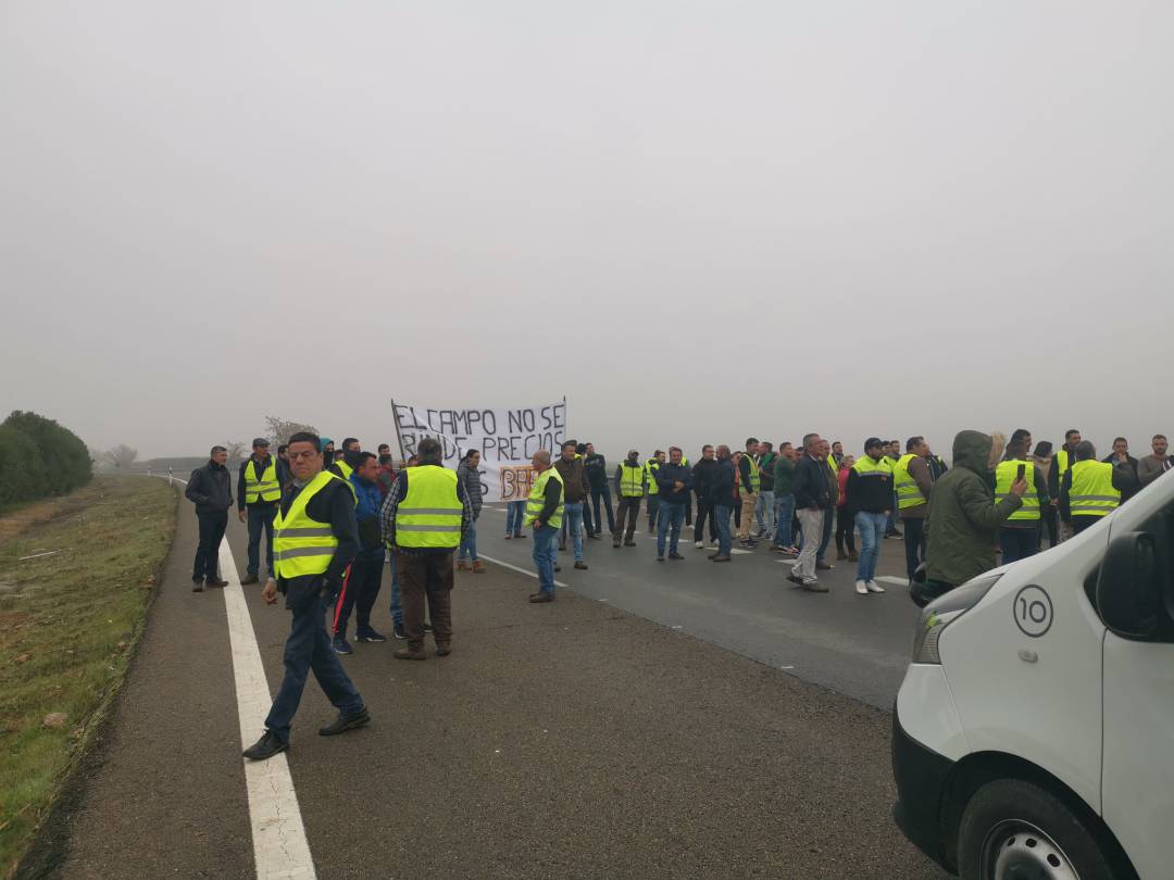 Un grupo de agricultores cortan la A-4. Un grupo de agricultores cortan la A-4.