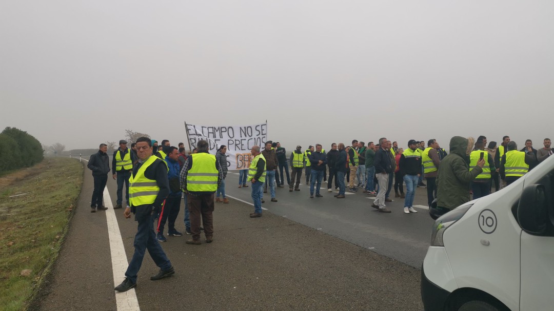 Las organizaciones agrarias se desvinculan del corte de la A-4 por parte de un grupo de agricultores