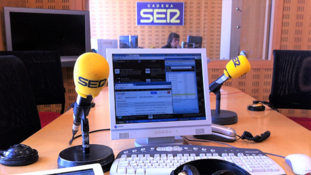 "A tu servicio" de lunes a jueves de 13.50 h a 14.00 h "A tu servicio" de lunes a jueves de 13.50 h a 14.00 h