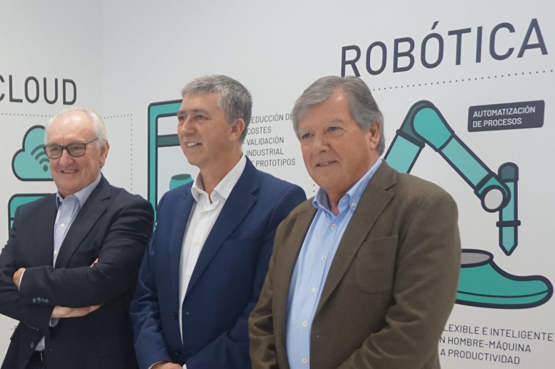 El conseller de Economía Sostenible junto con los representantes de INESCOP en Elda El conseller de Economía Sostenible junto con los representantes de INESCOP en Elda