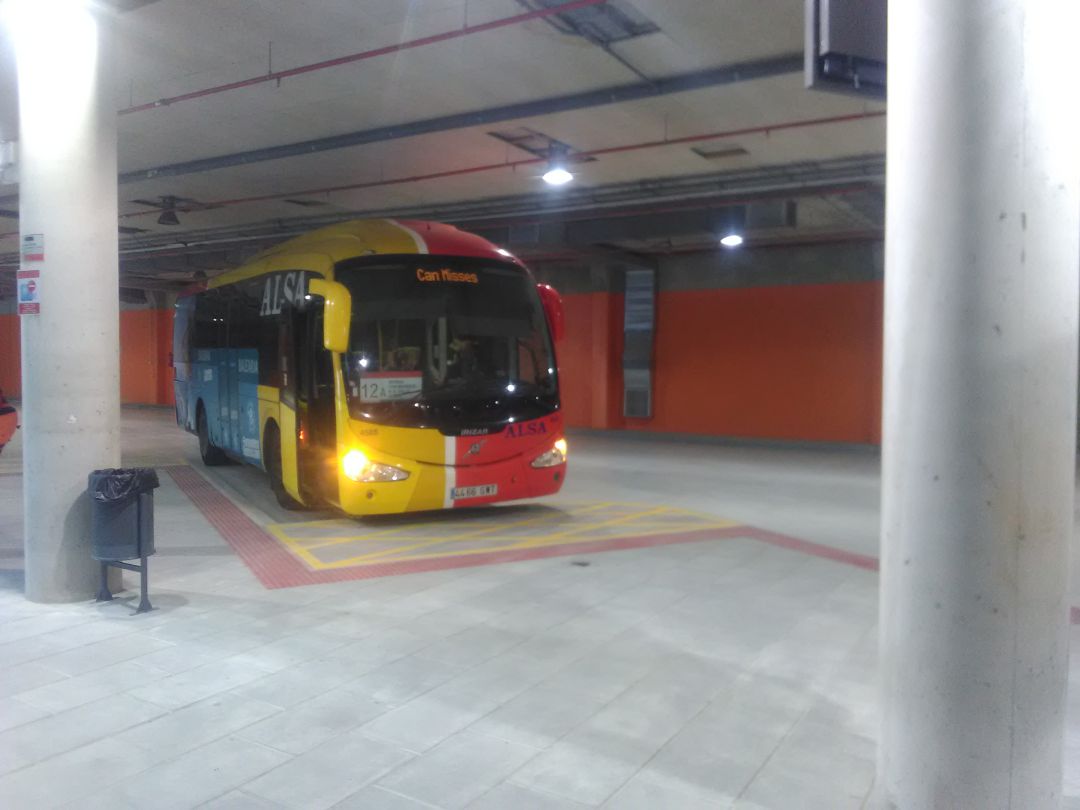 Autobús de Alsa en el interior del Cetis Autobús de Alsa en el interior del Cetis