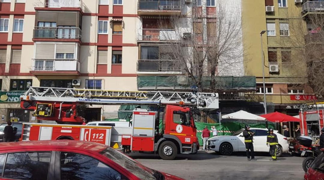 Los bomberos trabajan en la extinción del fuego en un piso de la Avenida Ruiz Jiménez. Los bomberos trabajan en la extinción del fuego en un piso de la Avenida Ruiz Jiménez.