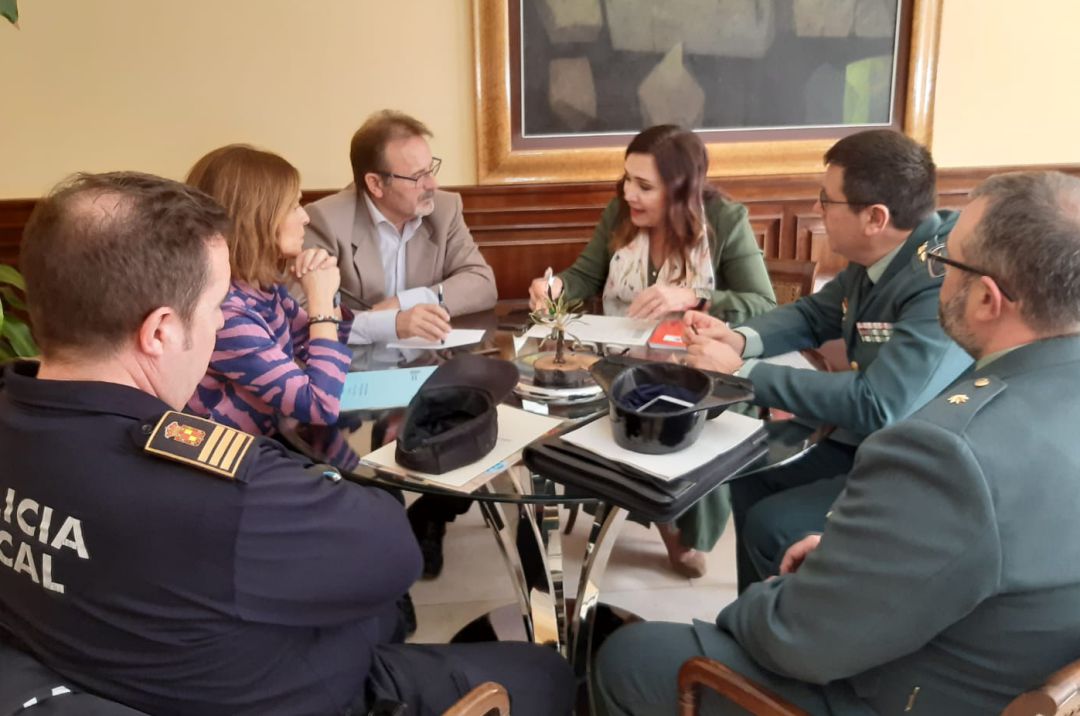 El concejal de Seguridad Ciudadana, Miguel Castro junto a la subdelegada del Gobierno, Catalina Madueño (tercero y cuarta por la izquierda) acompañados de responsables de la Guardia Civil y la Policía Local. El concejal de Seguridad Ciudadana, Miguel Castro junto a la subdelegada del Gobierno, Catalina Madueño (tercero y cuarta por la izquierda) acompañados de responsables de la Guardia Civil y la Policía Local.