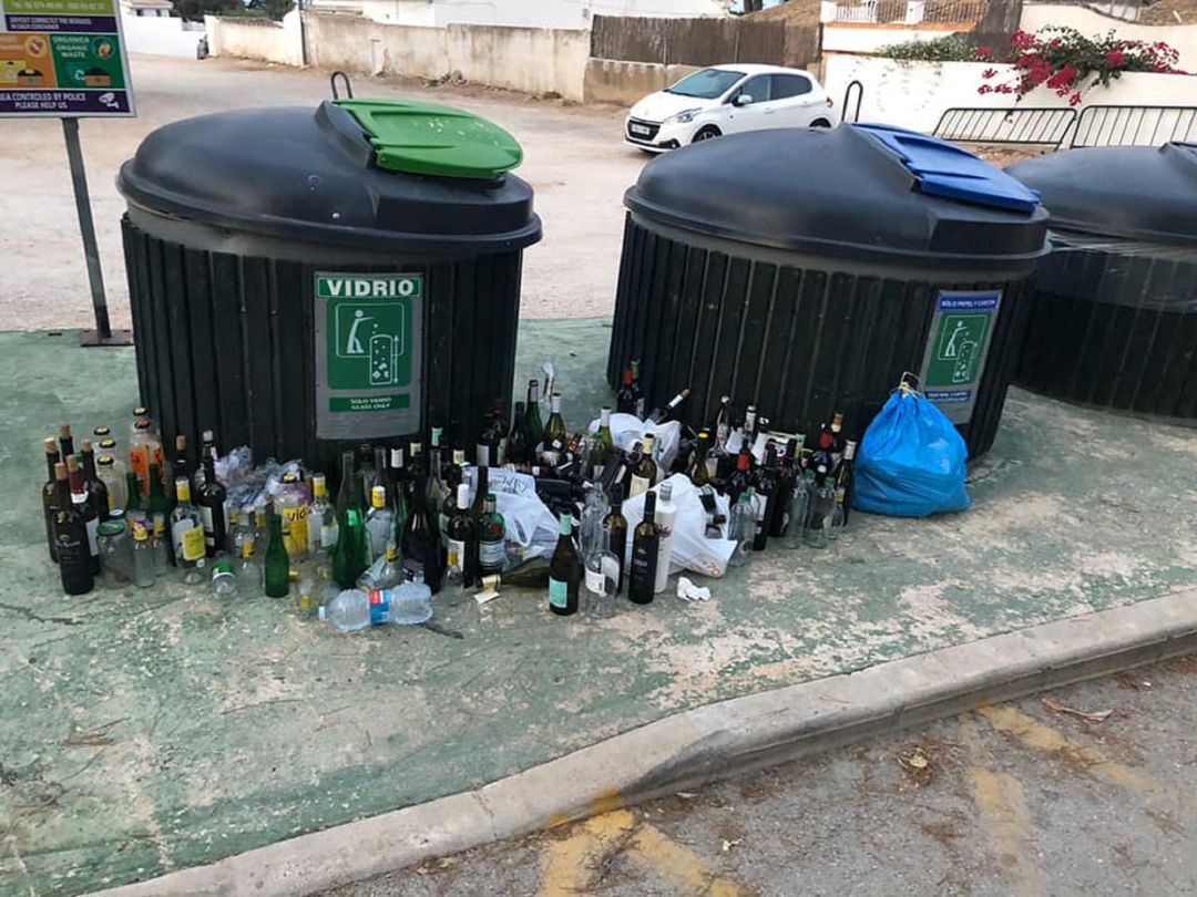 Contenedores de basura saturados en Teulada. Contenedores de basura saturados en Teulada.