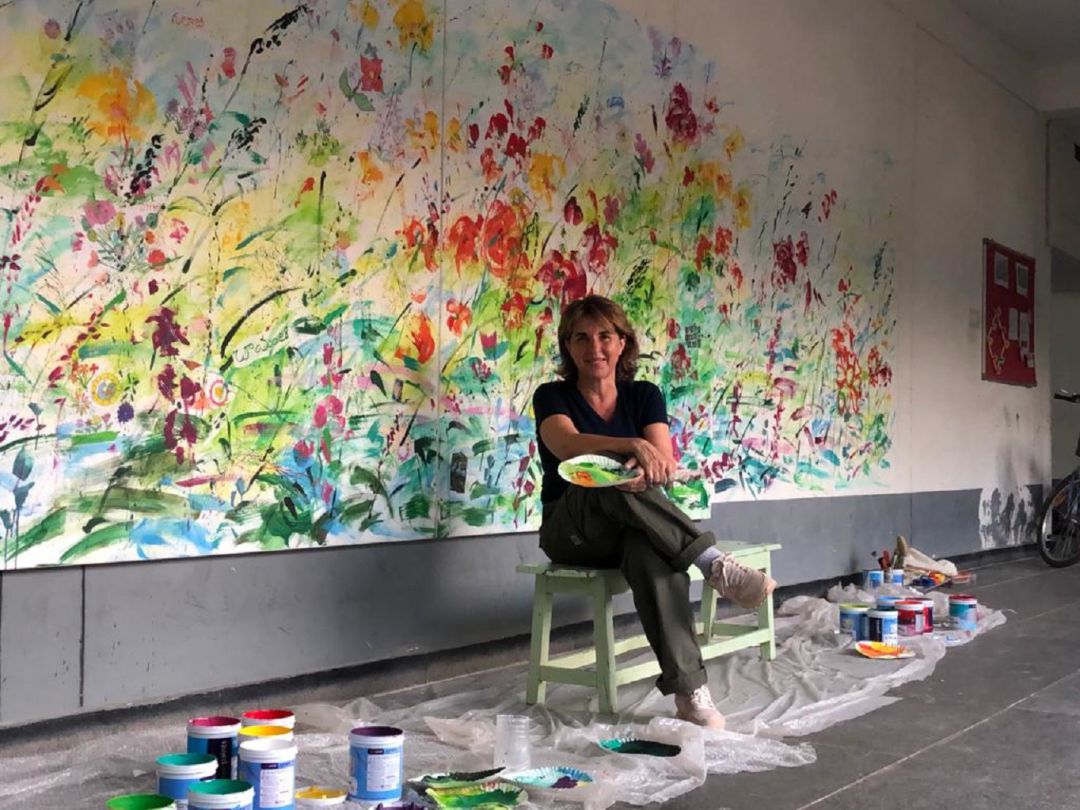 La artista con su obra en la Índia La artista con su obra en la Índia