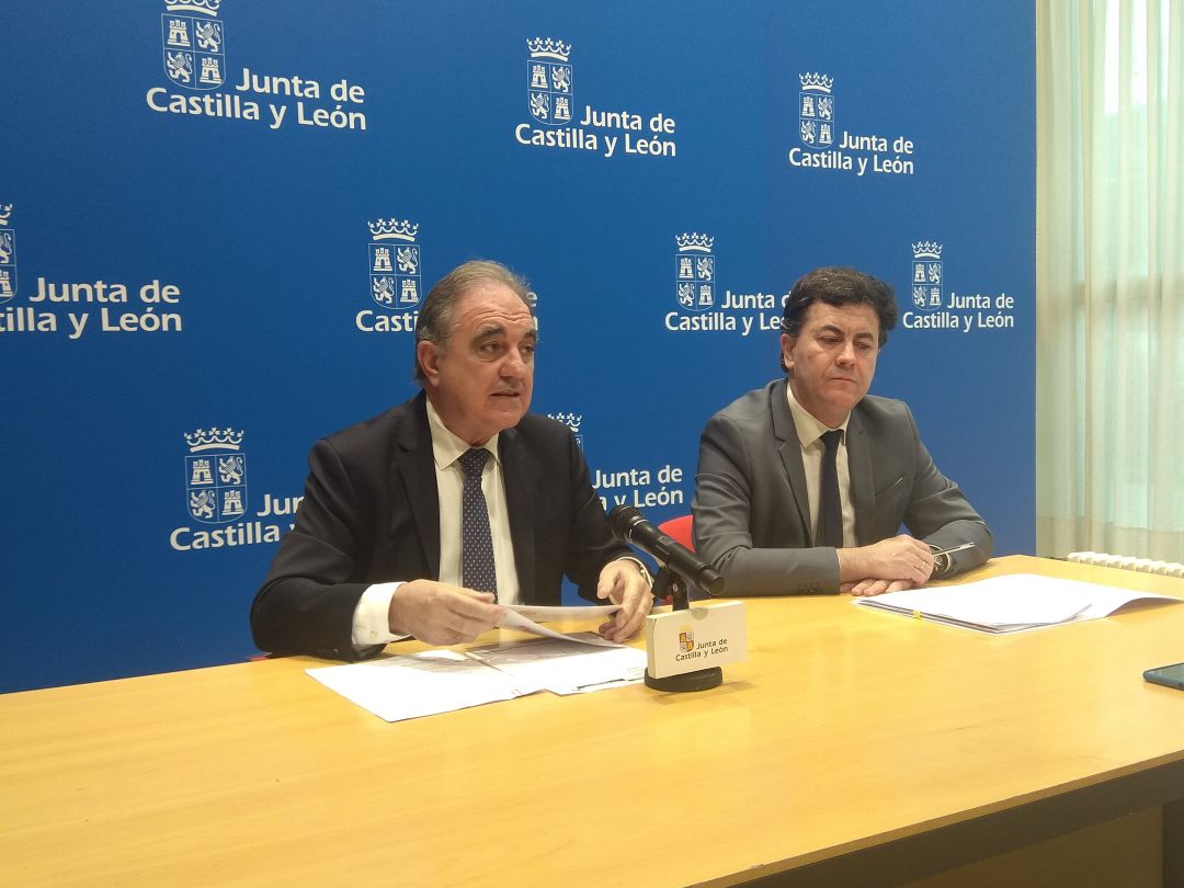 José Antonio Rubio Mielgo, delegado de la Junta en Palencia, y Javier de la Torre, jefe de la Oficina Territorial de Trabajo explicando la situación laboral de Palencia en 2019 José Antonio Rubio Mielgo, delegado de la Junta en Palencia, y Javier de la Torre, jefe de la Oficina Territorial de Trabajo explicando la situación laboral de Palencia en 2019