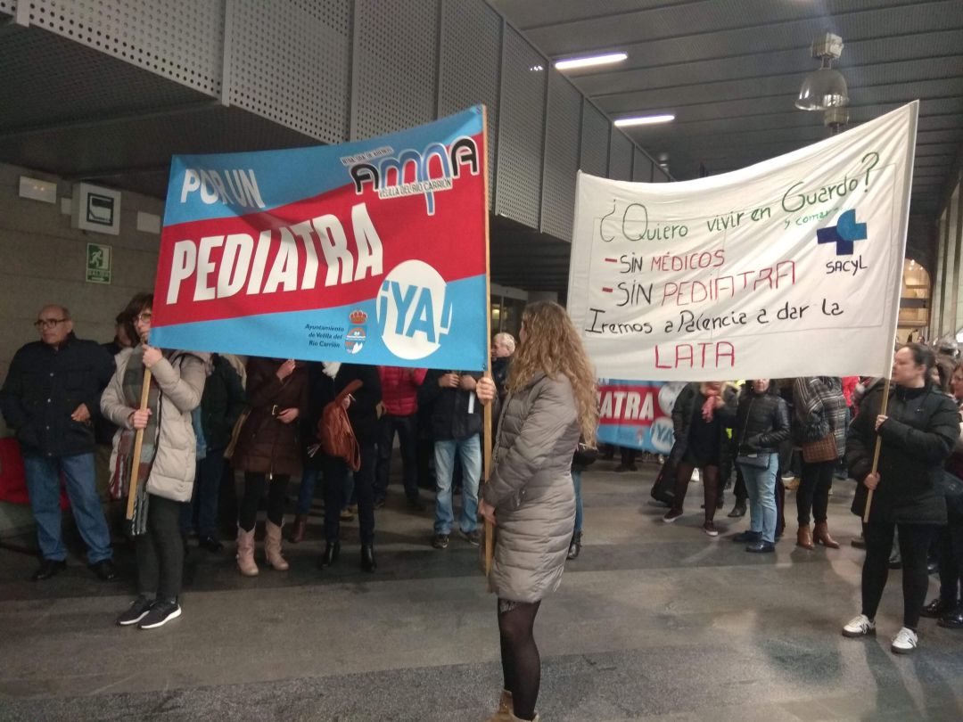 Concentración de las AMPAS de Guardo el pasado día 10 en la Delegación de la Junta en Palencia Concentración de las AMPAS de Guardo el pasado día 10 en la Delegación de la Junta en Palencia