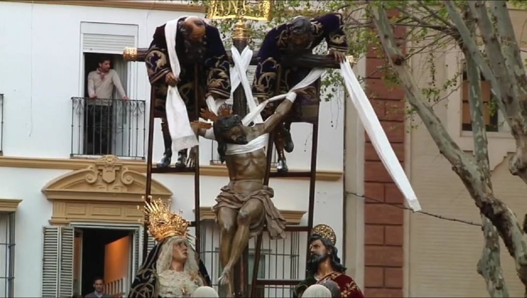 El paso de la Quinta Angustia, recién salido de la Parroquia de la Magdalena en la tarde del Jueves Santo El paso de la Quinta Angustia, recién salido de la Parroquia de la Magdalena en la tarde del Jueves Santo