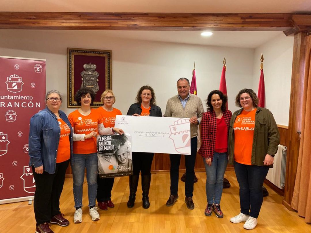 Entrega del cheque a favor de la lucha contra la leucemia Entrega del cheque a favor de la lucha contra la leucemia