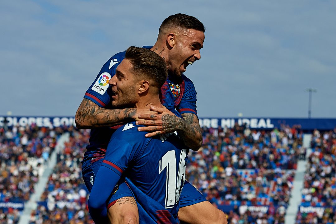 Rochina y Roger celebran un gol con el Levante Rochina y Roger celebran un gol con el Levante