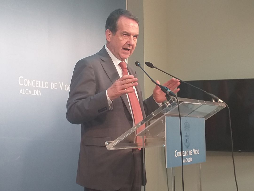 El alcalde de Vigo, Abel Caballero, en la sala de prensa de la Alcaldía, en el Ayuntamiento olívico.
El alcalde de Vigo, Abel Caballero, en la sala de prensa de la Alcaldía, en el Ayuntamiento olívico.