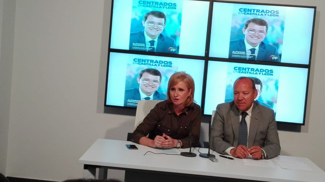 La procuradora Leticia García junto a José María Barrios en una rueda de prensa con motivo de las últimas elecciones autonómicas La procuradora Leticia García junto a José María Barrios en una rueda de prensa con motivo de las últimas elecciones autonómicas
