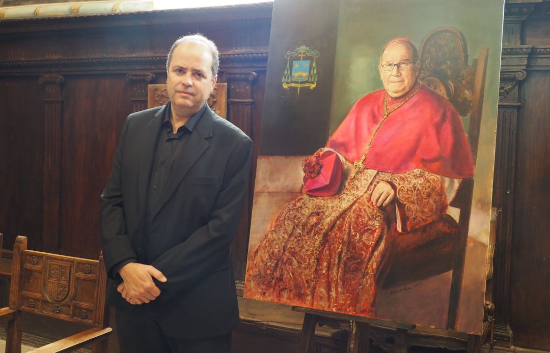Albareda posa junto al retrato de obispo de Cuenca realizado en 2019 Albareda posa junto al retrato de obispo de Cuenca realizado en 2019