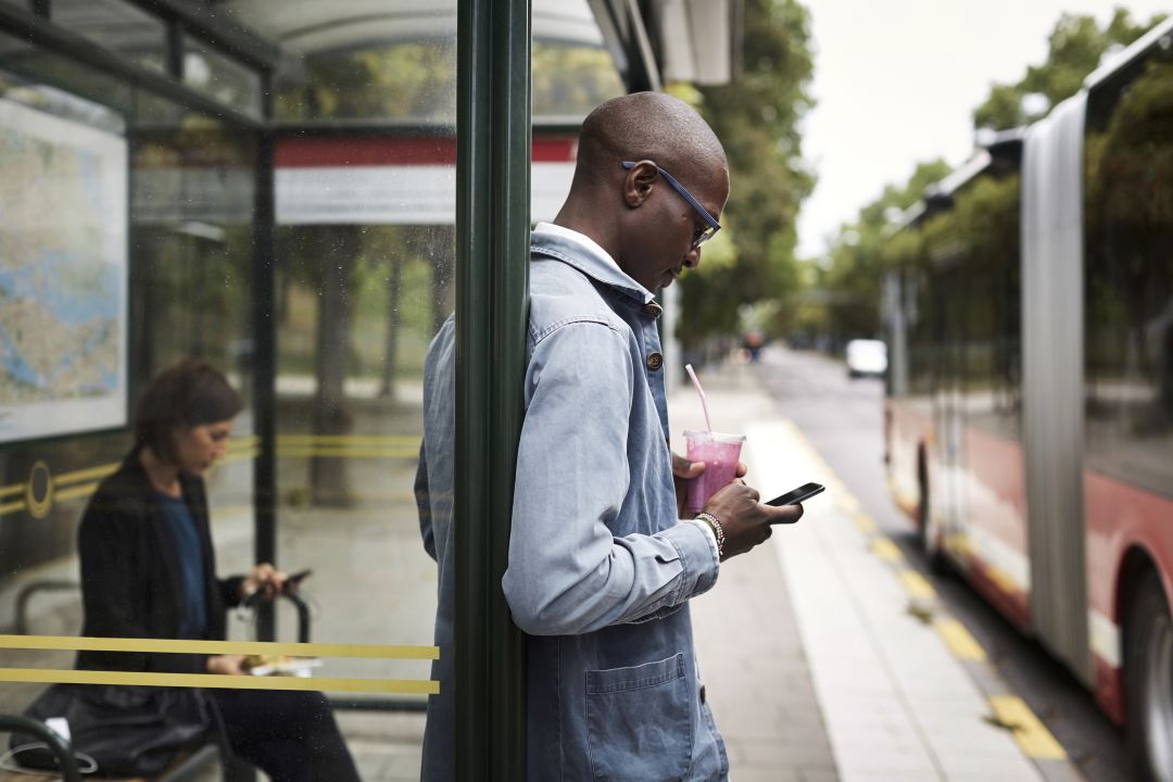 Para de autobús con gente esperando. Para de autobús con gente esperando.