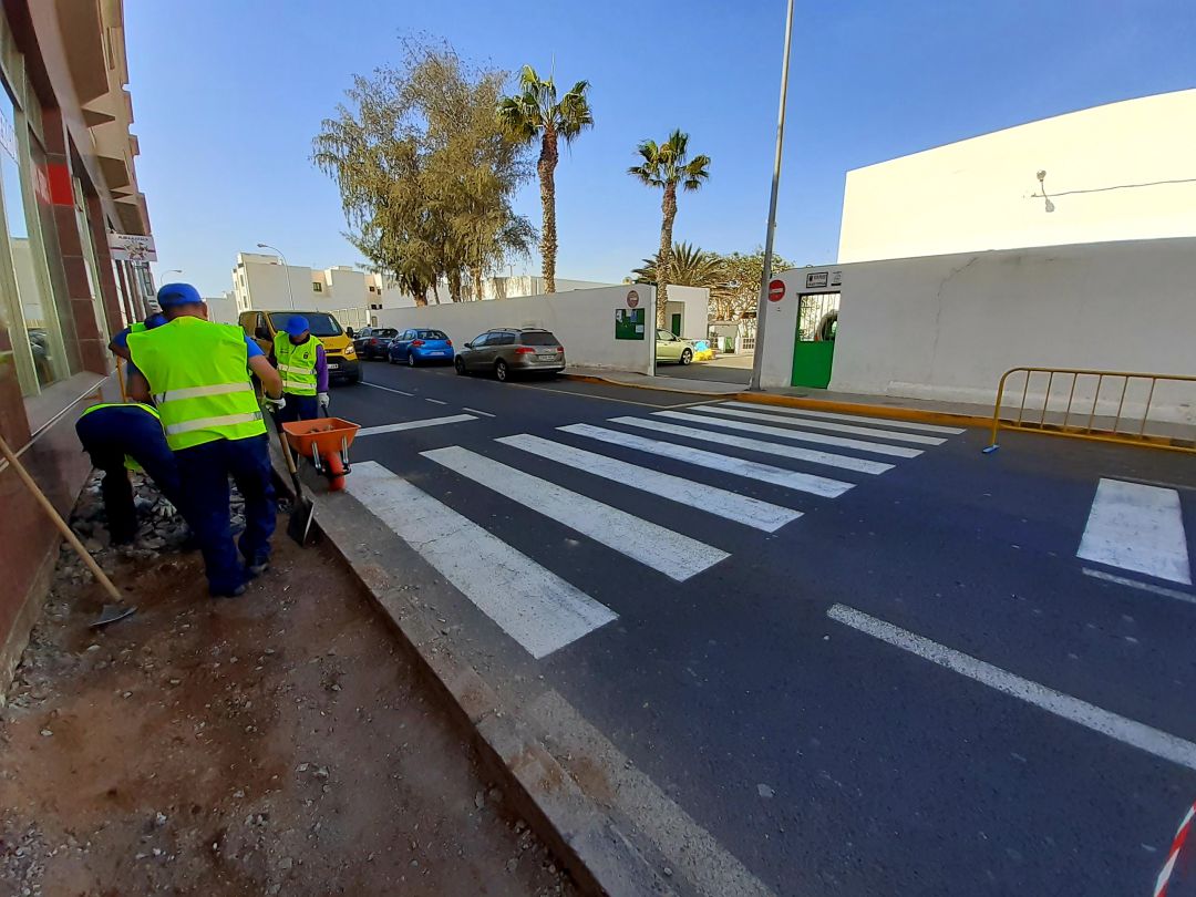 Operarios trabajando en las aceras situadas frente a uno de los colegios. Operarios trabajando en las aceras situadas frente a uno de los colegios.