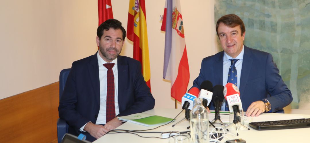 Javier Juárez, concejal de Hacienda y Jesús Moreno, alcalde de Tres Cantos en rueda de prensa Javier Juárez, concejal de Hacienda y Jesús Moreno, alcalde de Tres Cantos en rueda de prensa