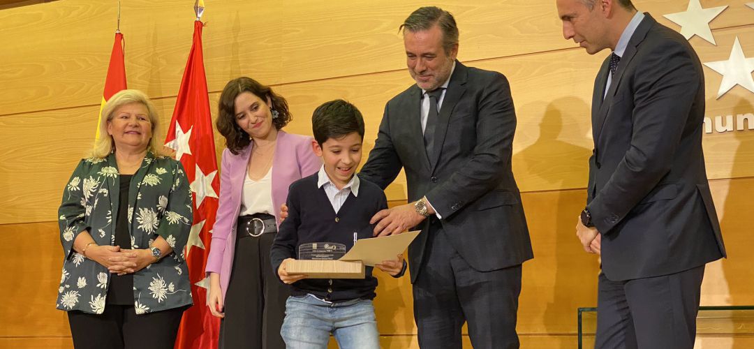 Mohammed recogiendo su reconocimiento Mohammed recogiendo su reconocimiento