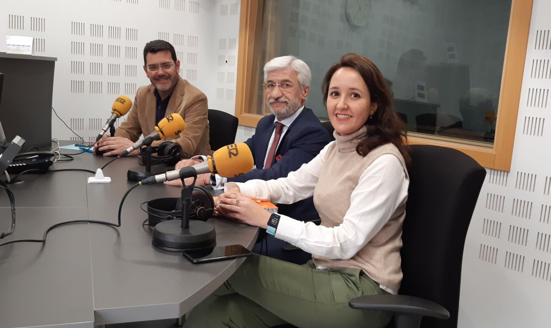 De izquierda a derecha, Carlos González Pereira, portavoz del PP en Getafe, Francisco Conde, portavoz adjunto del PSOE en Parla, y Nadia Belaradj, portavoz de Ciudadanos en Pinto De izquierda a derecha, Carlos González Pereira, portavoz del PP en Getafe, Francisco Conde, portavoz adjunto del PSOE en Parla, y Nadia Belaradj, portavoz de Ciudadanos en Pinto