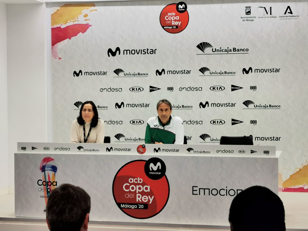 Luis Casimiro, junto a la directora de comunicación del Unicaja, Rosa Mariscal, en la previa de la Copa del Rey Luis Casimiro, junto a la directora de comunicación del Unicaja, Rosa Mariscal, en la previa de la Copa del Rey