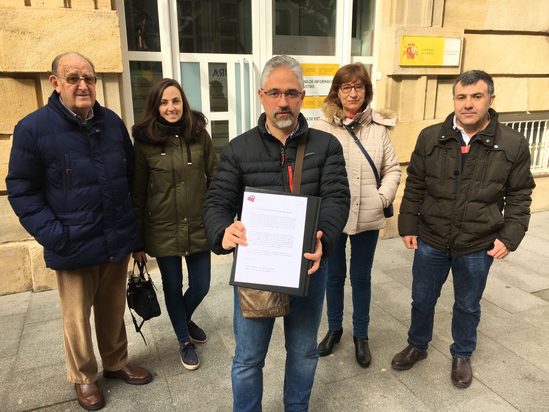 Miembros de la Plataforma registrando la carta Miembros de la Plataforma registrando la carta
