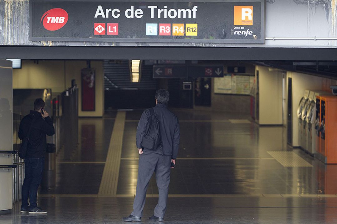 Entrada de l'estació de rodalies d'Arc de Triomf Entrada de l'estació de rodalies d'Arc de Triomf