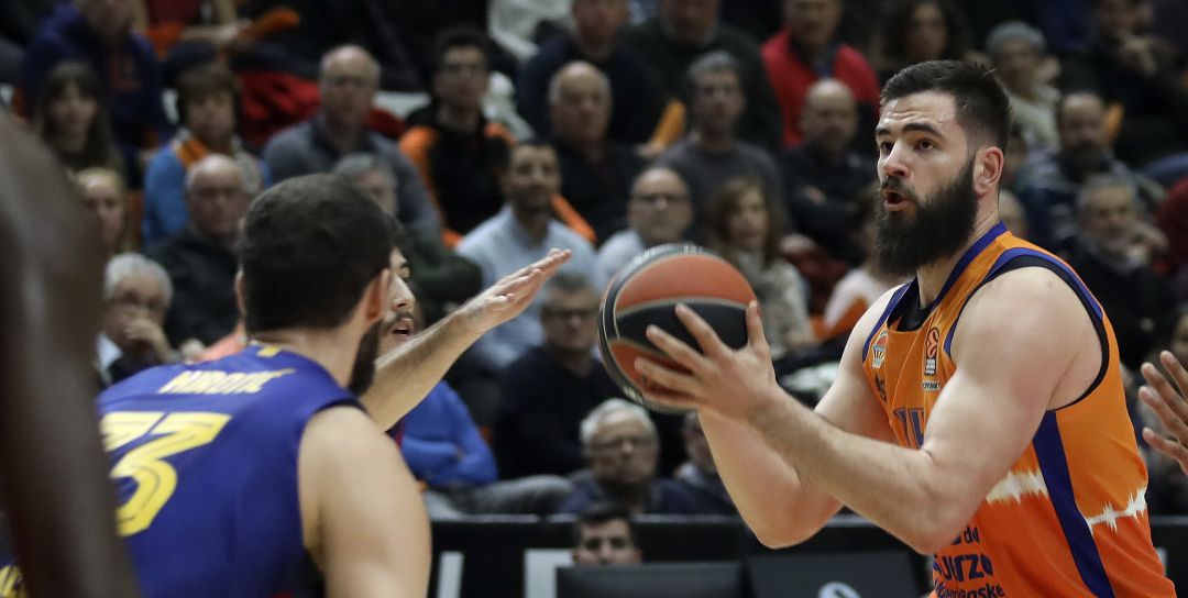 Dubljevic, justo antes de lanzar a canasta Dubljevic, justo antes de lanzar a canasta