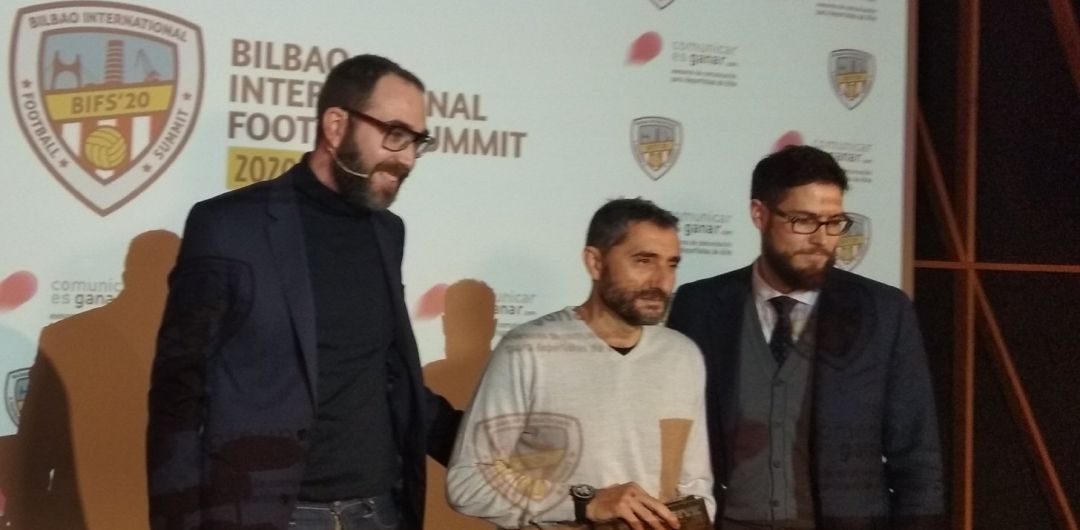 El ex entrenador del Barcelona Ernesto Valverde recoge en San Mamés el Premio Referente Bilbao International Football Summit - BIFS'20 El ex entrenador del Barcelona Ernesto Valverde recoge en San Mamés el Premio Referente Bilbao International Football Summit - BIFS'20