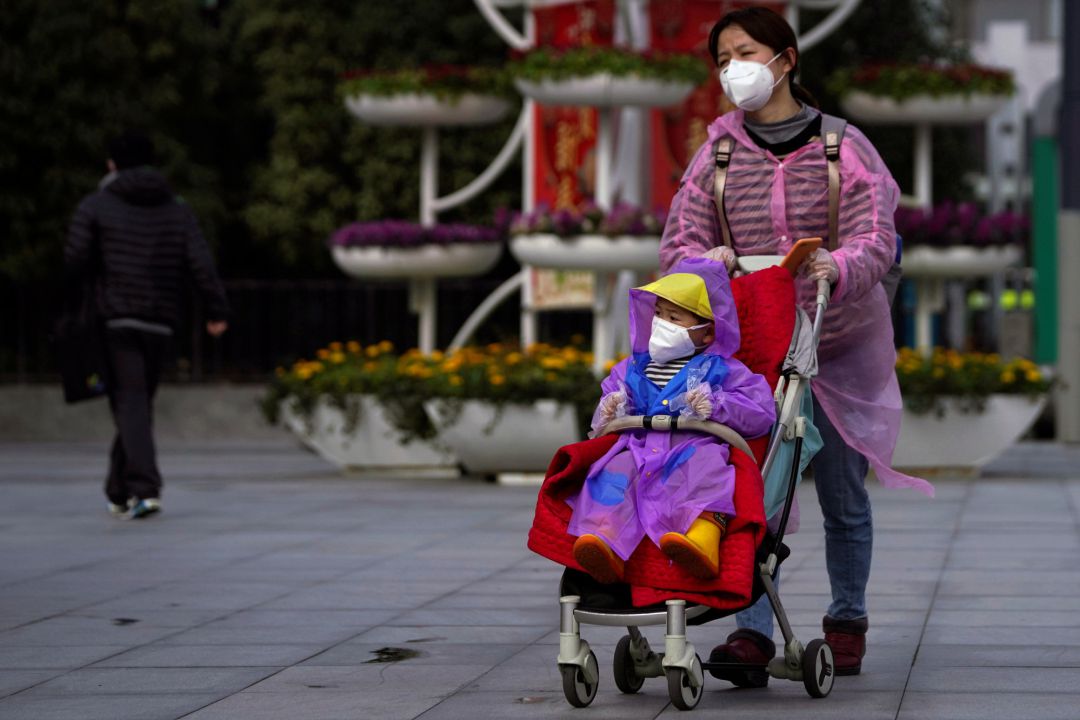 Un niño lleva máscara protectora para reducir el contagio del virus en la ciudad china de Shanghai Un niño lleva máscara protectora para reducir el contagio del virus en la ciudad china de Shanghai