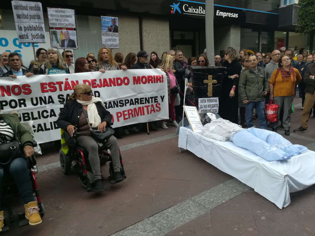 Un momento de la concentración de esta mañana a las puertas de la sede de la Junta. Un momento de la concentración de esta mañana a las puertas de la sede de la Junta.