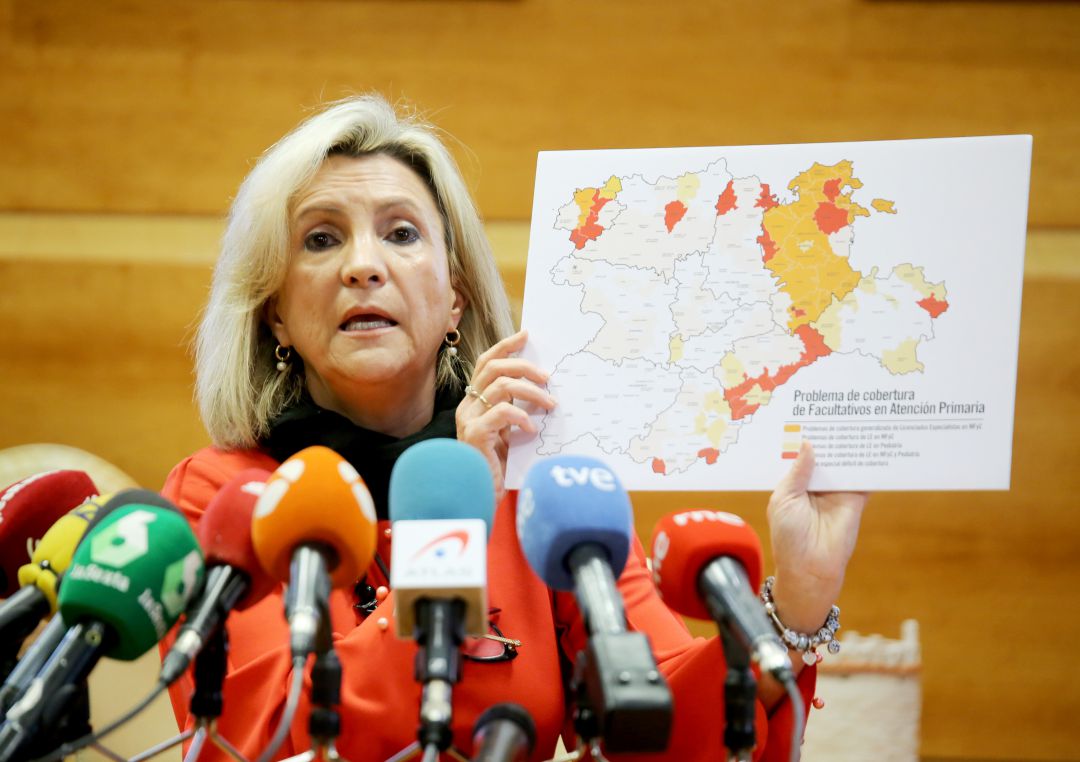 La consejera de Sanidad de Castilla y León, Verónica Casado, muestra un mapa en el que se refleja el déficit de médicos de atención primaria y pediatría en las distintas provincias y zonas de salud de la comunidad La consejera de Sanidad de Castilla y León, Verónica Casado, muestra un mapa en el que se refleja el déficit de médicos de atención primaria y pediatría en las distintas provincias y zonas de salud de la comunidad