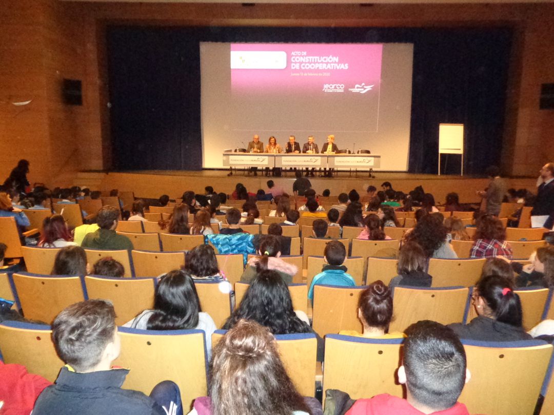 El auditorio de Caja de Burgos acogió este acto El auditorio de Caja de Burgos acogió este acto