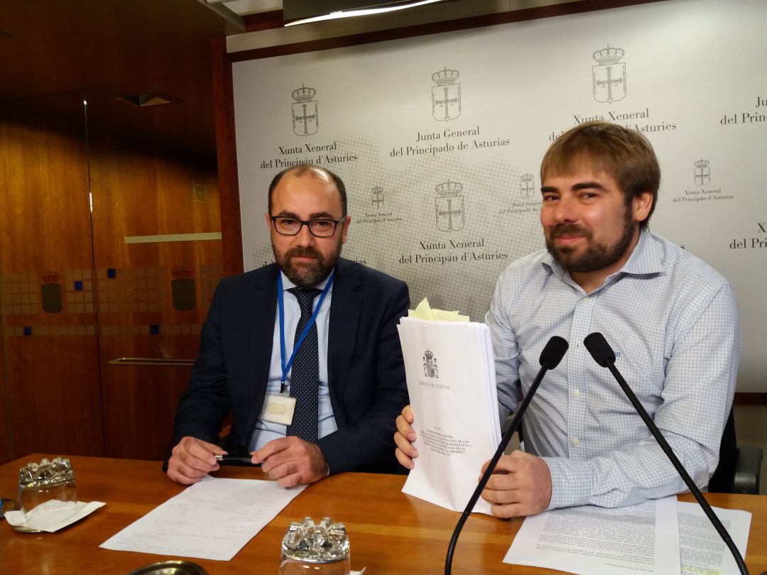 El secretario general de Podemos, Daniel Ripa muestra el informe del Tribunal de Cuentas acompañado del abogado Alberto Suárez El secretario general de Podemos, Daniel Ripa muestra el informe del Tribunal de Cuentas acompañado del abogado Alberto Suárez
