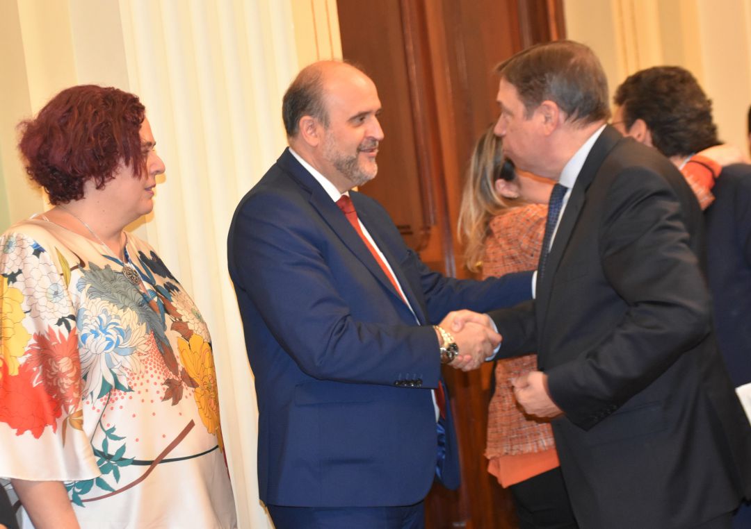 El vicepresidente, José Luis Martínez Guijarro, con el ministro de agricultura, Luis Planas El vicepresidente, José Luis Martínez Guijarro, con el ministro de agricultura, Luis Planas