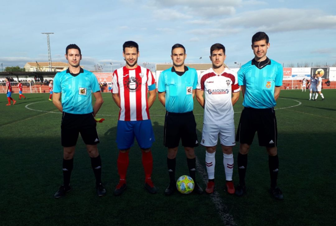 Capitanes con el trio arbitral Capitanes con el trio arbitral