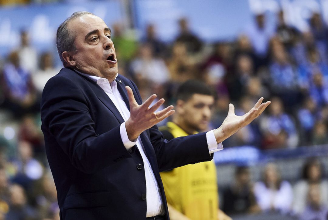 El técnico vasco en un encuentro de la presente temporada con los canarios El técnico vasco en un encuentro de la presente temporada con los canarios