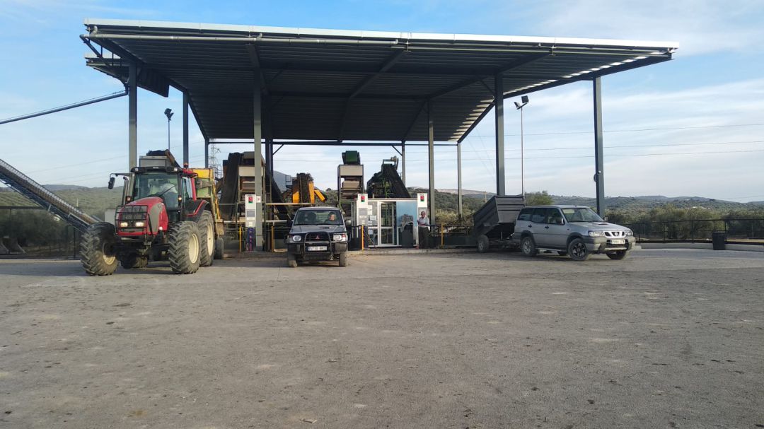 Tractores y vehículos agrícolas en una compra de aceite de Córdoba Tractores y vehículos agrícolas en una compra de aceite de Córdoba
