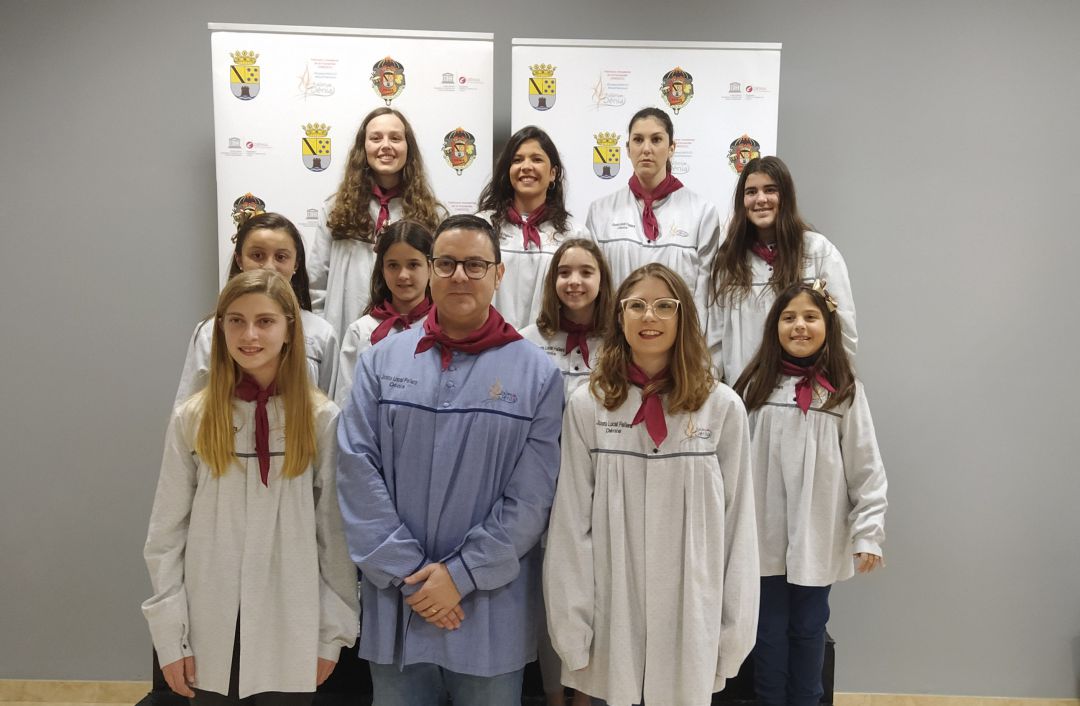 El presidente de la JLF, con las Falleras Mayores y sus Cortes de Honor. El presidente de la JLF, con las Falleras Mayores y sus Cortes de Honor.