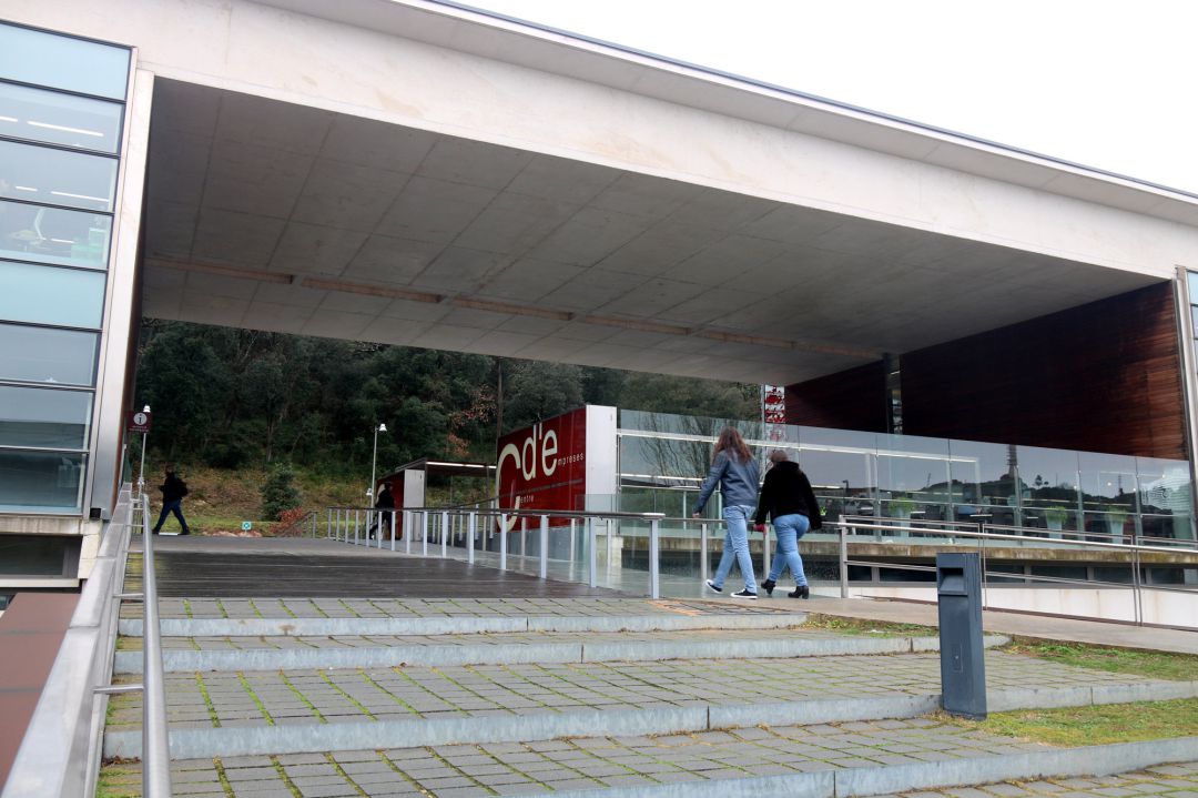 Entrada a l'edifici del Centre d'Empreses del Parc Científic Entrada a l'edifici del Centre d'Empreses del Parc Científic