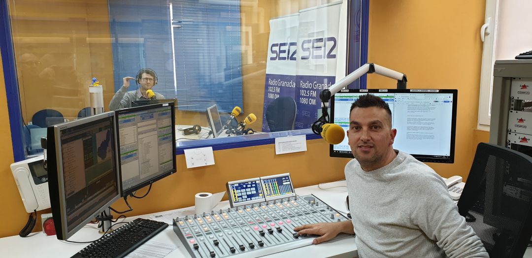 Jorge Molina, en primer término, y Enrique Árbol, en los estudios de Radio Granada Jorge Molina, en primer término, y Enrique Árbol, en los estudios de Radio Granada