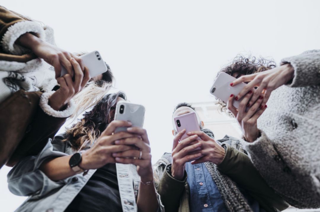 Menores conectados a sus móviles Menores conectados a sus móviles