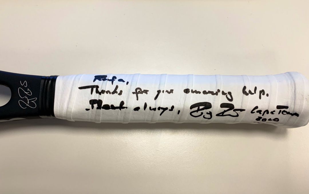 Roger Federer le ha regalado una raqueta firma a Rafa Nadal. Roger Federer le ha regalado una raqueta firma a Rafa Nadal.