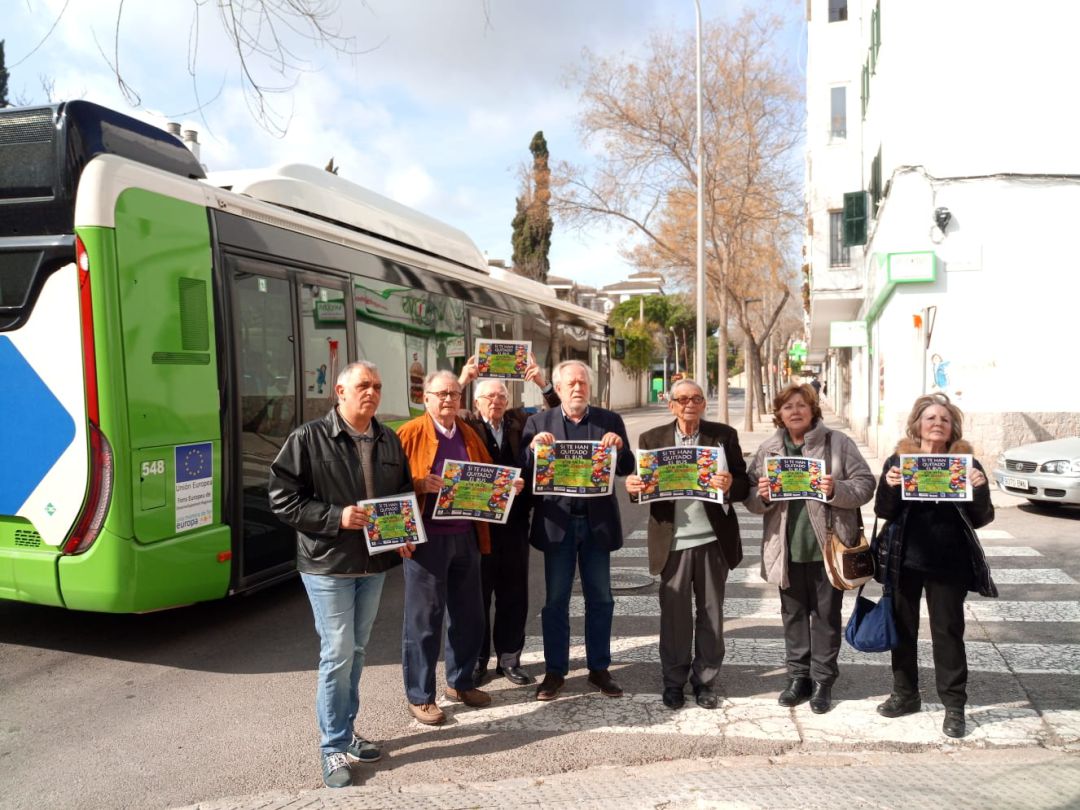Asociaciones vecinales protestan por los cambios de la EMT. Asociaciones vecinales protestan por los cambios de la EMT.