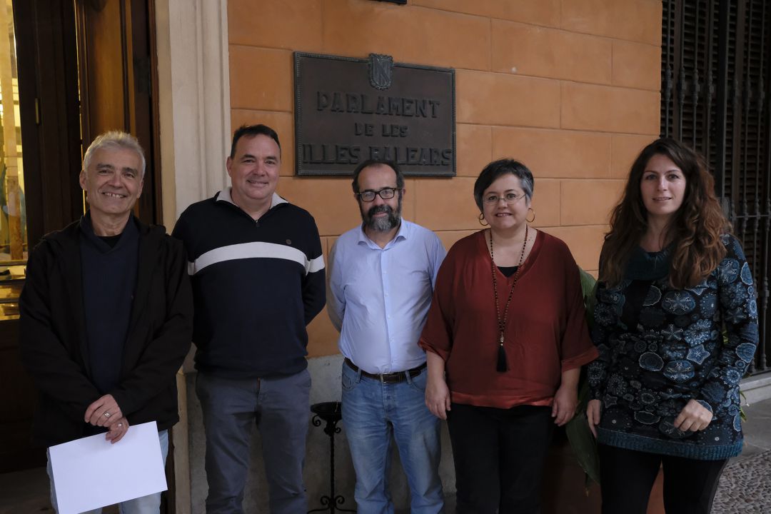 La tramitació de la PNL sobre la torre de control de l'Aeroport de Menorca al Parlament balear la van seguir polítics i sindicalistes menorquins desplaçats a Palma per a la ocasió. La tramitació de la PNL sobre la torre de control de l'Aeroport de Menorca al Parlament balear la van seguir polítics i sindicalistes menorquins desplaçats a Palma per a la ocasió.