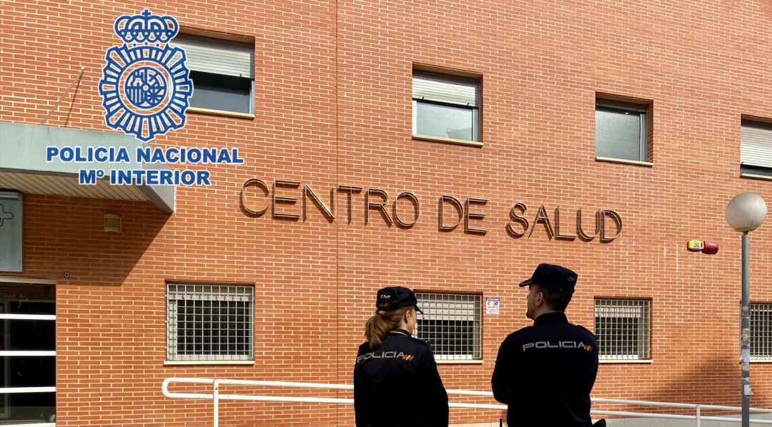 Unos agentes de la Policía Nacional frente al Centro de Salud Unos agentes de la Policía Nacional frente al Centro de Salud