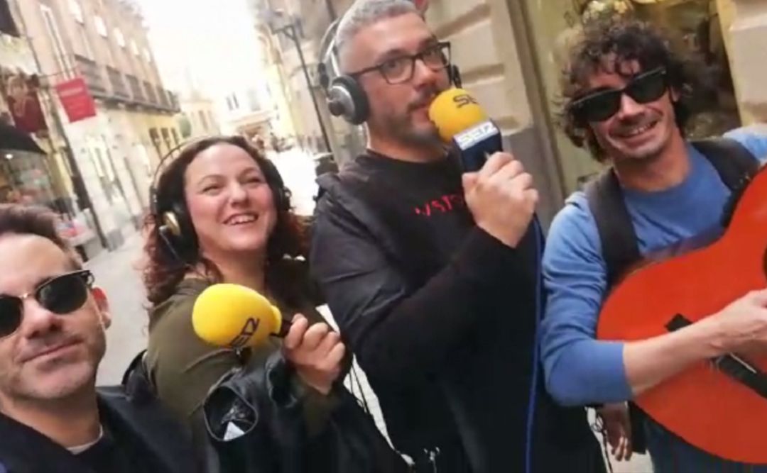 De iaquierda a derecha: Ángel Cruz, Maica Sánchez, Paco Sánchez y Fran Ropero, a su paso por la calle Barrionuevo en plena emisión del programa Hoy por hoy con motivo del Día Mundial de la Radio De iaquierda a derecha: Ángel Cruz, Maica Sánchez, Paco Sánchez y Fran Ropero, a su paso por la calle Barrionuevo en plena emisión del programa Hoy por hoy con motivo del Día Mundial de la Radio